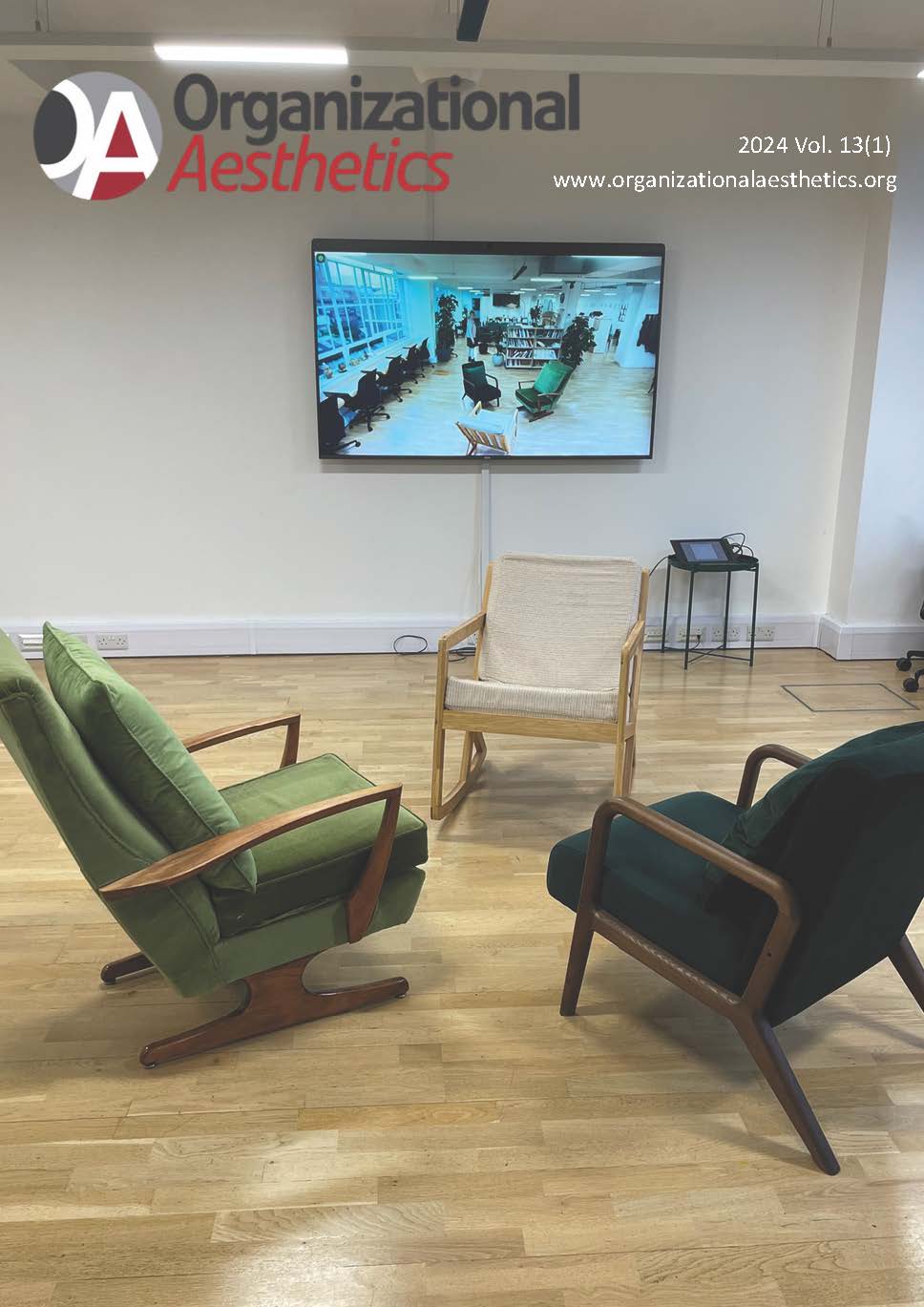 Image of three cushioned chairs placed in a triangle, in front of a TV screen on which the three chairs can be seen in mirror image